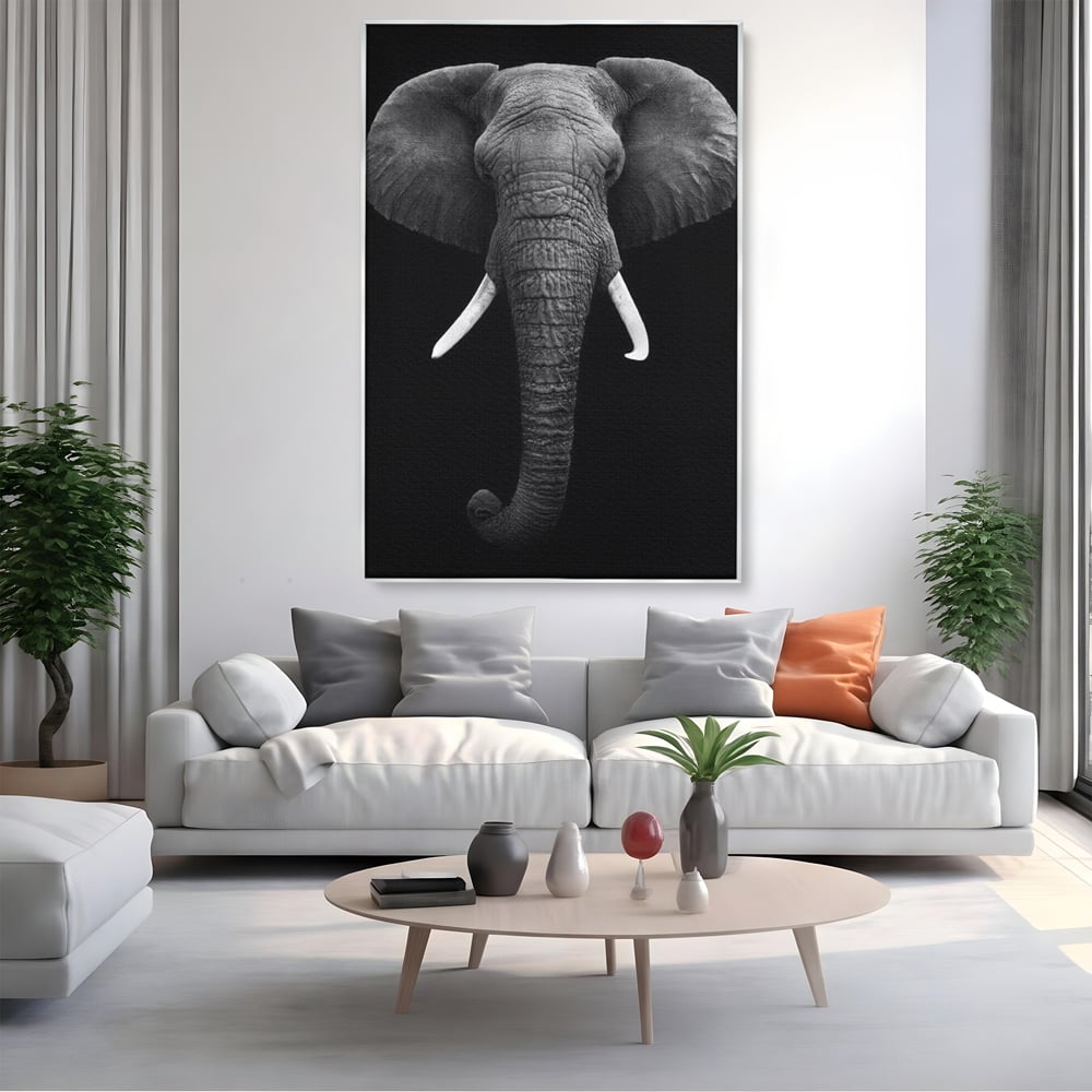 Tablou canvas cu tablou canvas cu cap de elefant, in rama de aluminiu argintiu, pe perete intr-un living